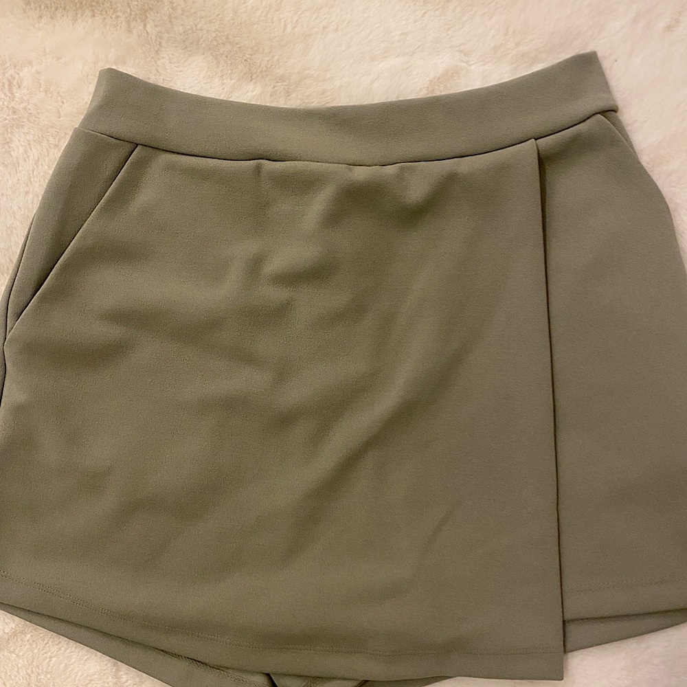 Size M Forever 21 Skort
